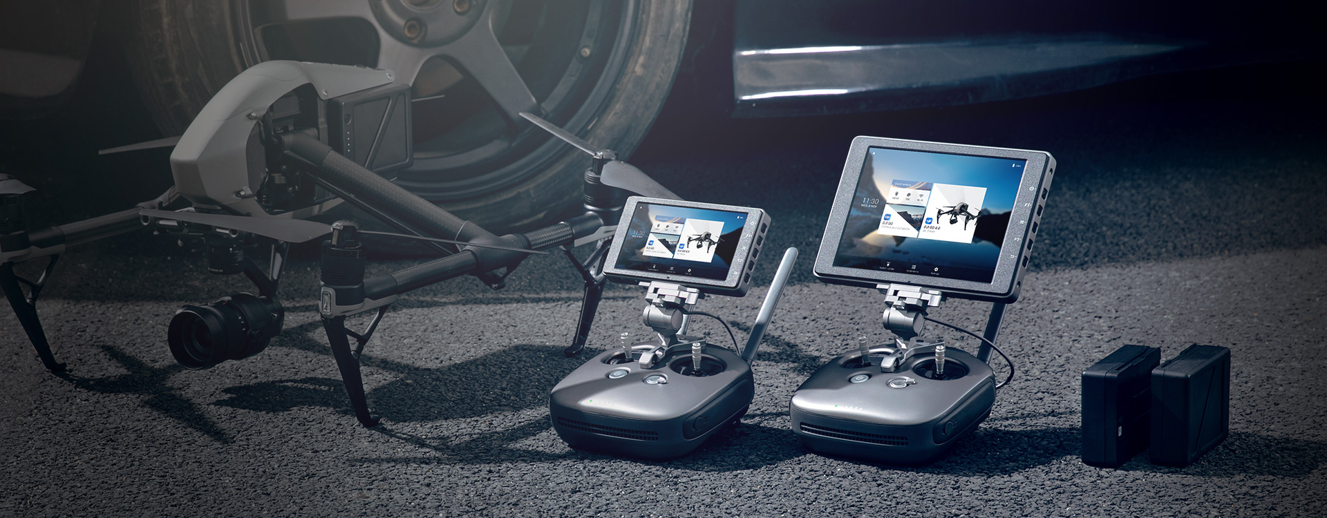 Monitory DJI CrystalSky nasazené na ovladačích vedle dronu DJI Inspire