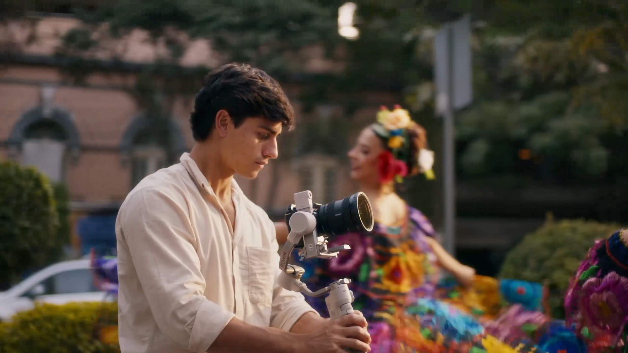 DJI RS 4 Miniを持つ男性