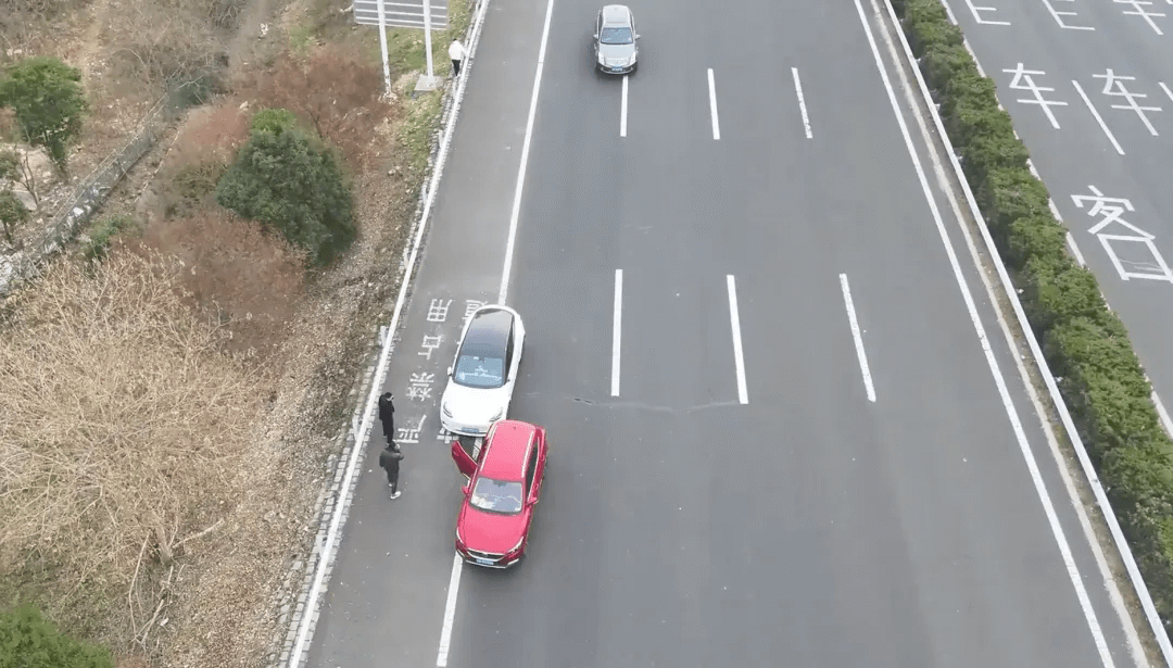 無人機(jī)高空查看，協(xié)助處理輕微交通事故