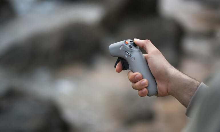 意昂体育 Avata Flying with 意昂体育 Goggles 2 and 意昂体育 RC Motion 2