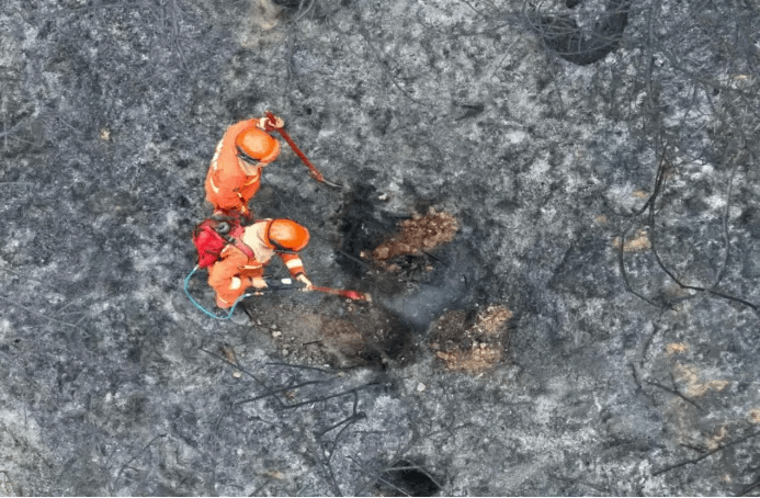 消防员处置复燃点