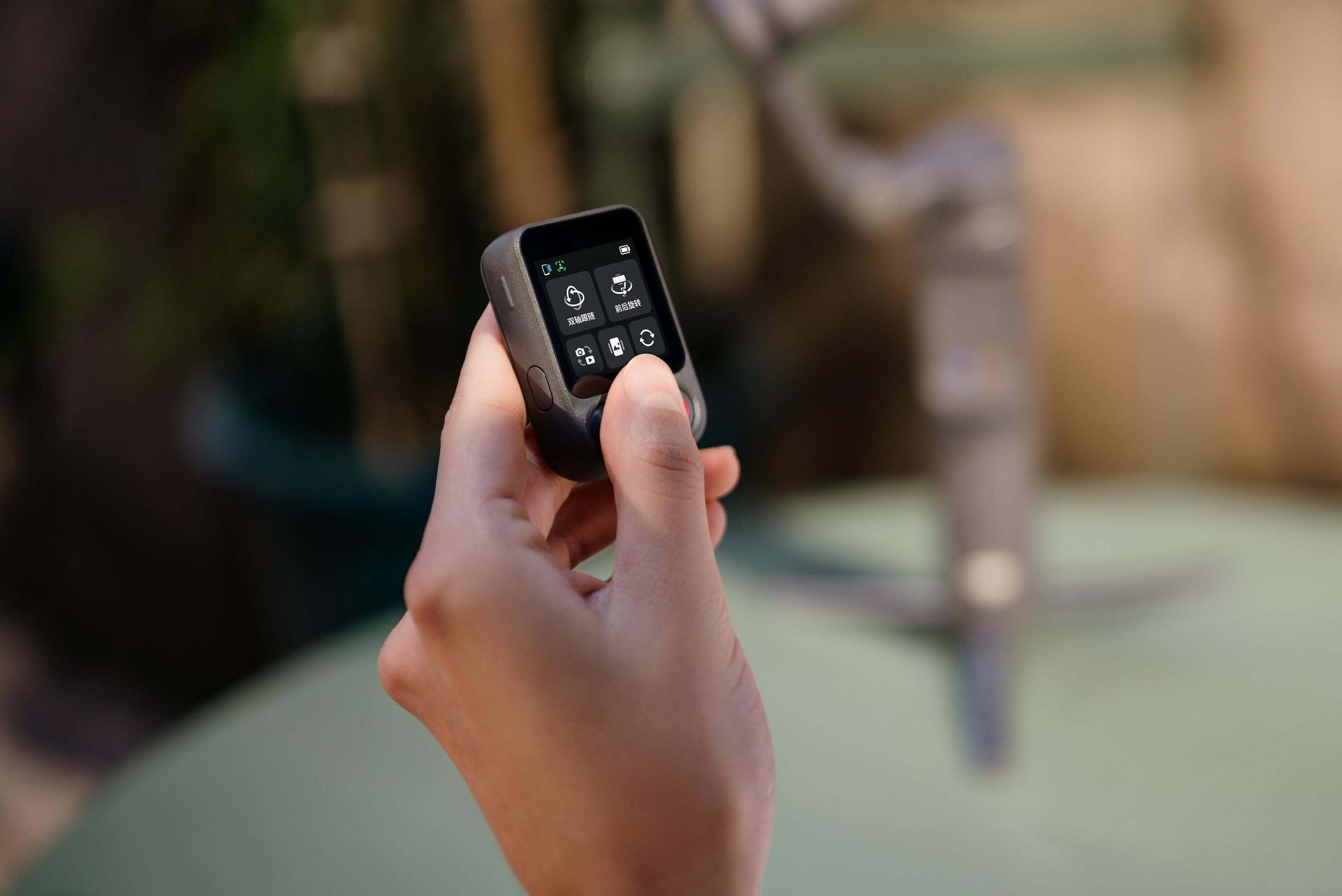 大疆发布旗舰取景跟拍手持稳定器Osmo Mobile 8P：分体遥控，跃然掌上