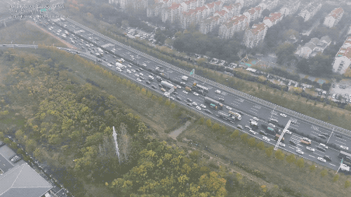 無人機(jī)高空查看道路擁堵情況