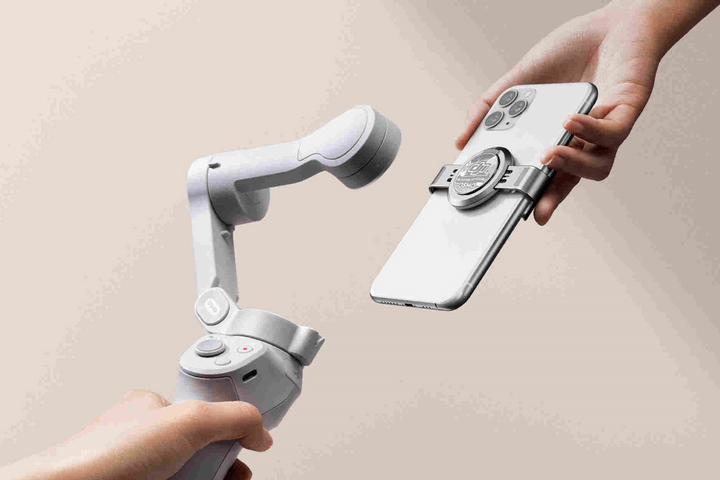 惹きつける、その瞬間を DJI、新スマートフォン用スタビライザー「DJI