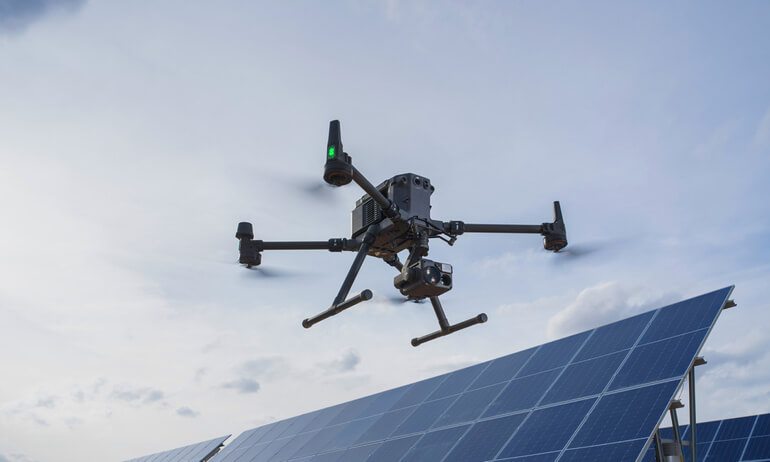 Drone com carga &uacute;til acoplada