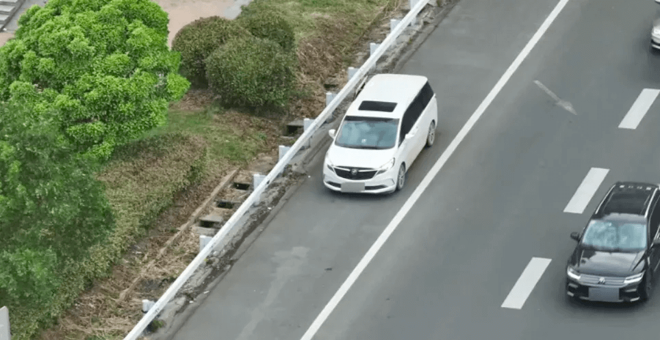 無人機(jī)抓拍高速違章