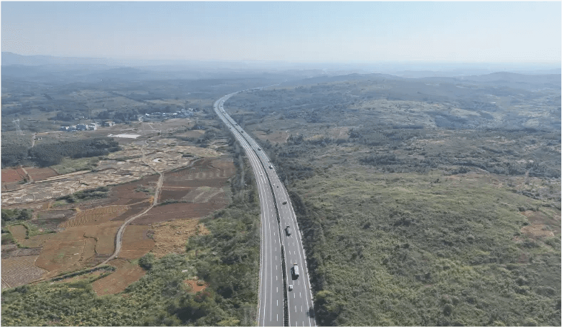 无人机高空视角,全面获取高速公路情况