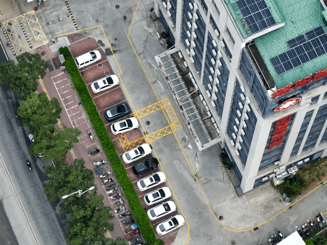 某医院消防登高面被违规占用拍摄回传图片
