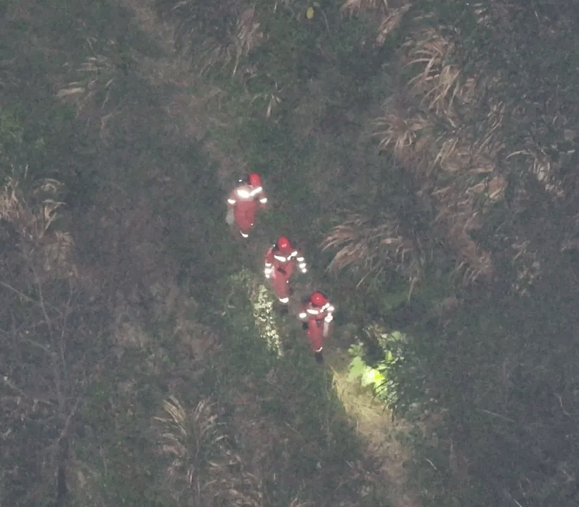 M3TD 搭载的探照灯照亮消防队员回撤路线