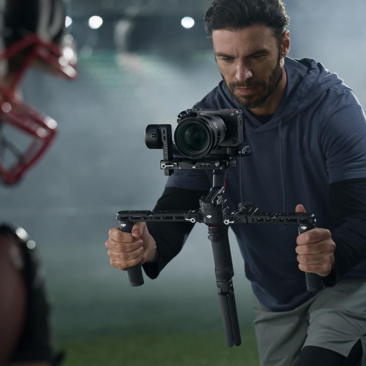 DJI RS 4を持つ男性