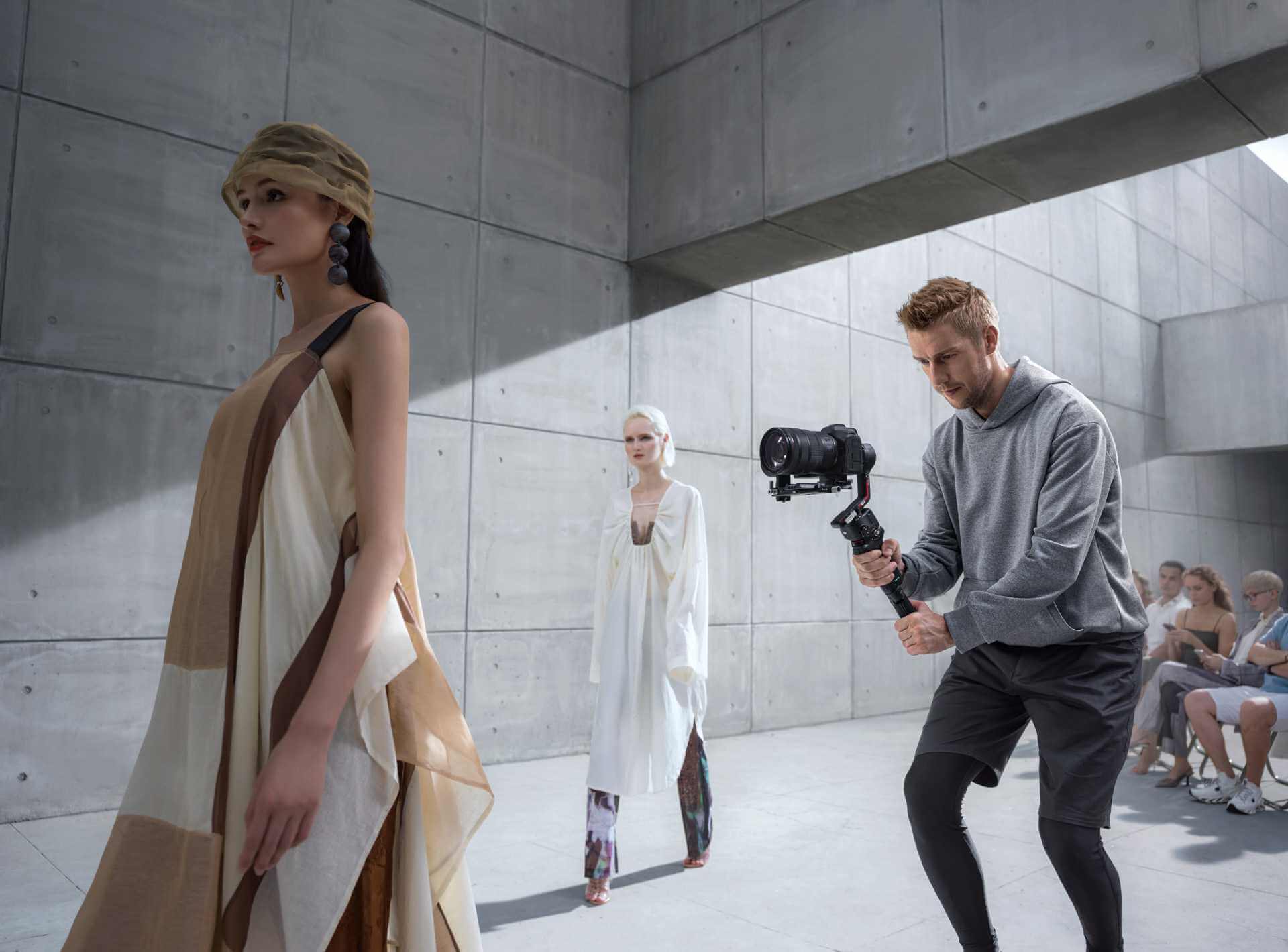 カメラ手ぶれ防止グッズとは？ジンバル・スタビライザーの特徴や