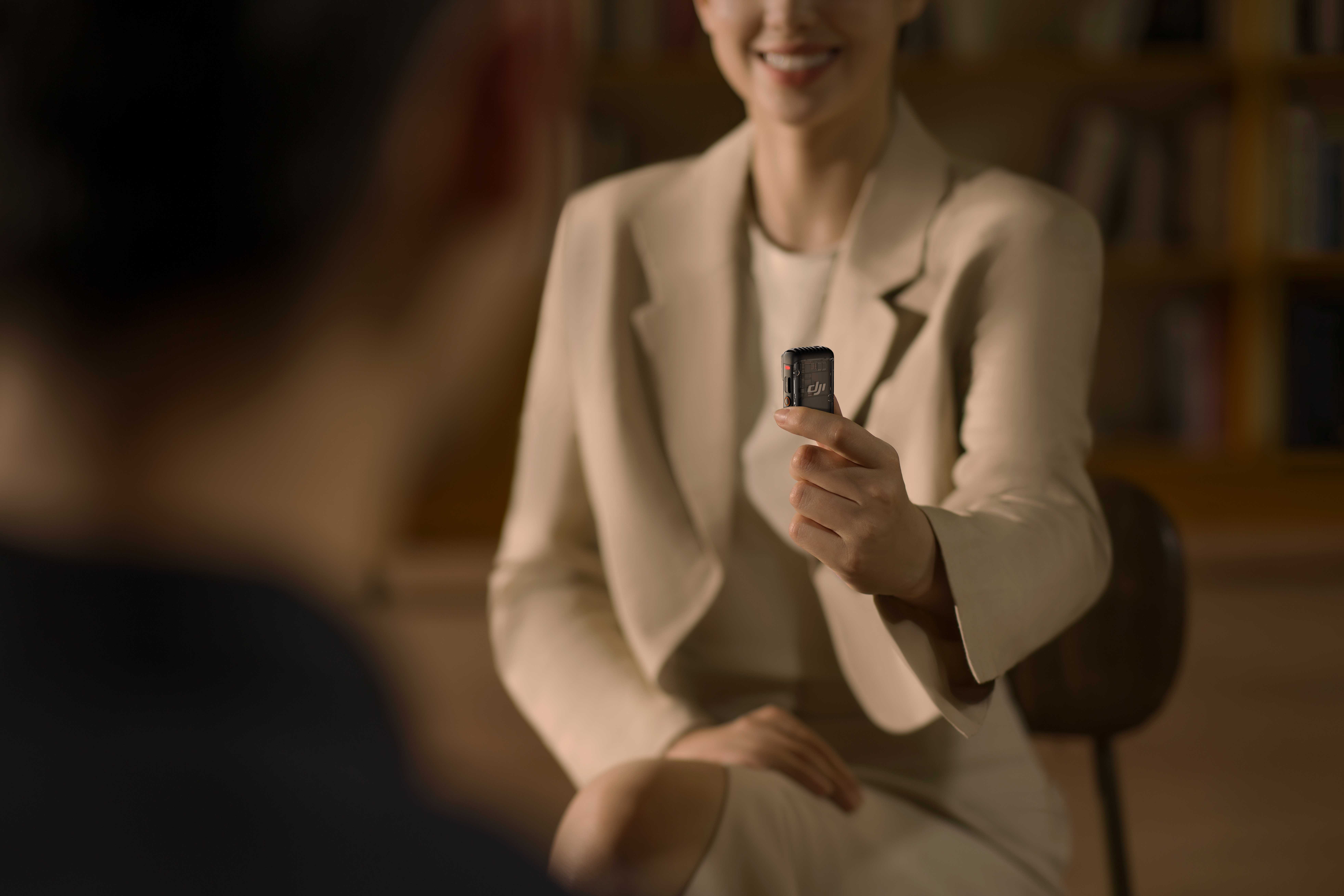 DJI Mic ワイヤレスピンマイク スマホ Vlog YouTubeに 先行レビュー】ミラーレス・スマホにアクションカメラも！新時代