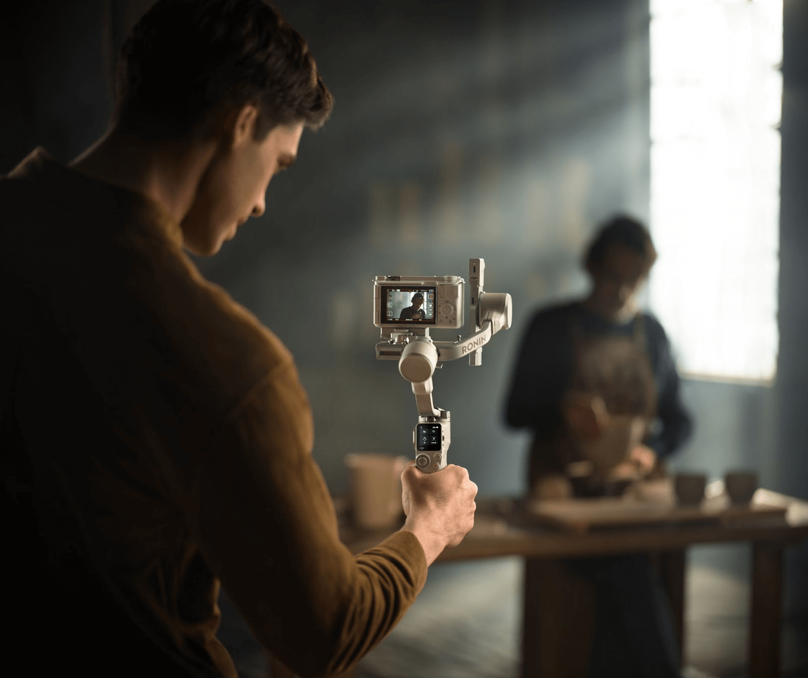 DJI RS 4 Mminiジンバルで動画を撮影している様子