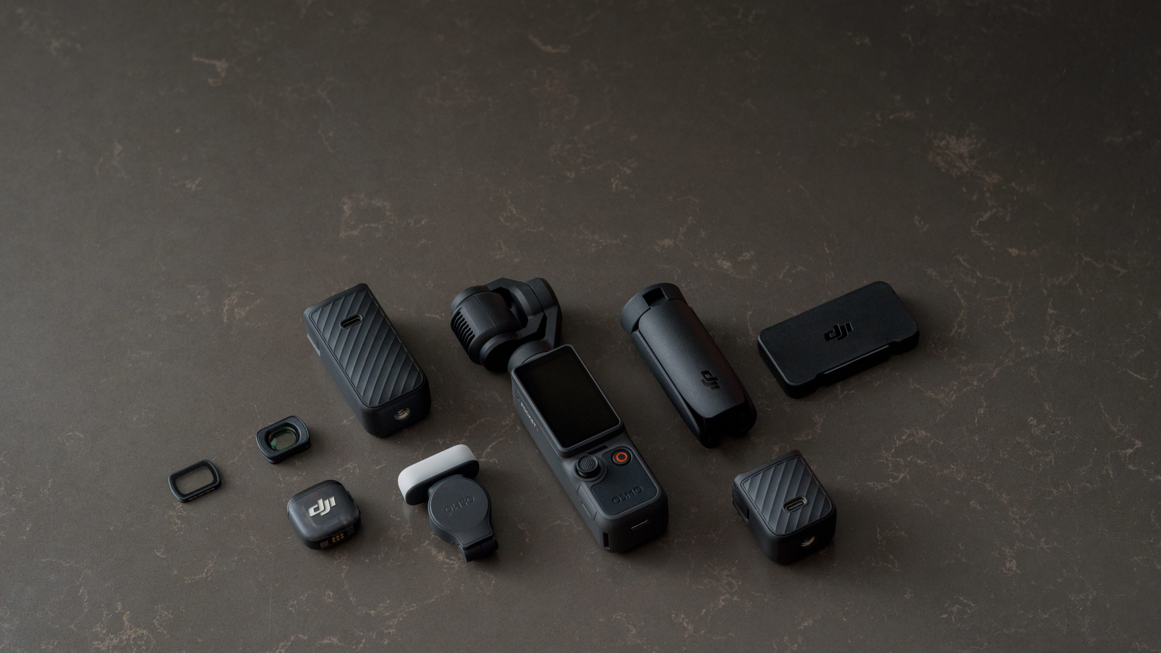 DJI Osmo Pocket 4 官方桌面创作场景图