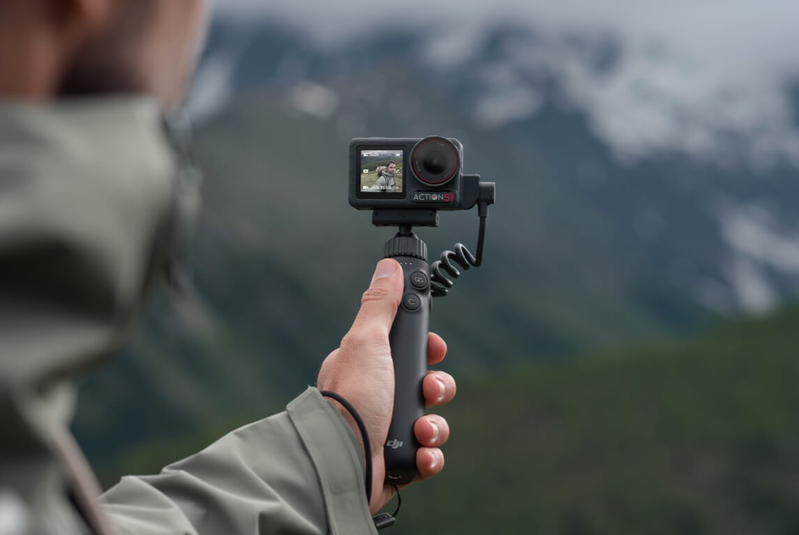 DJI Osmo Action 5 Pro 官方户外手持拍摄场景图