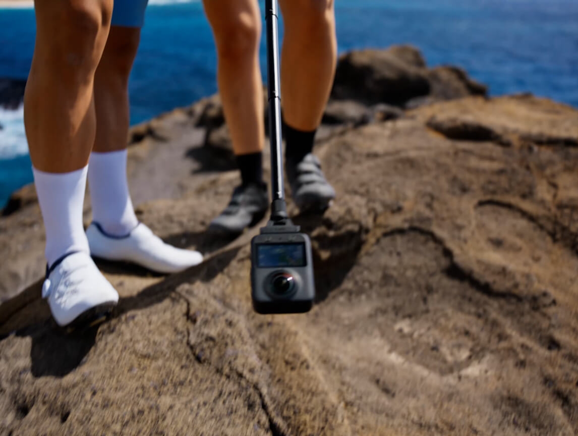 DJI Osmo 360 官方户外手持拍摄场景图