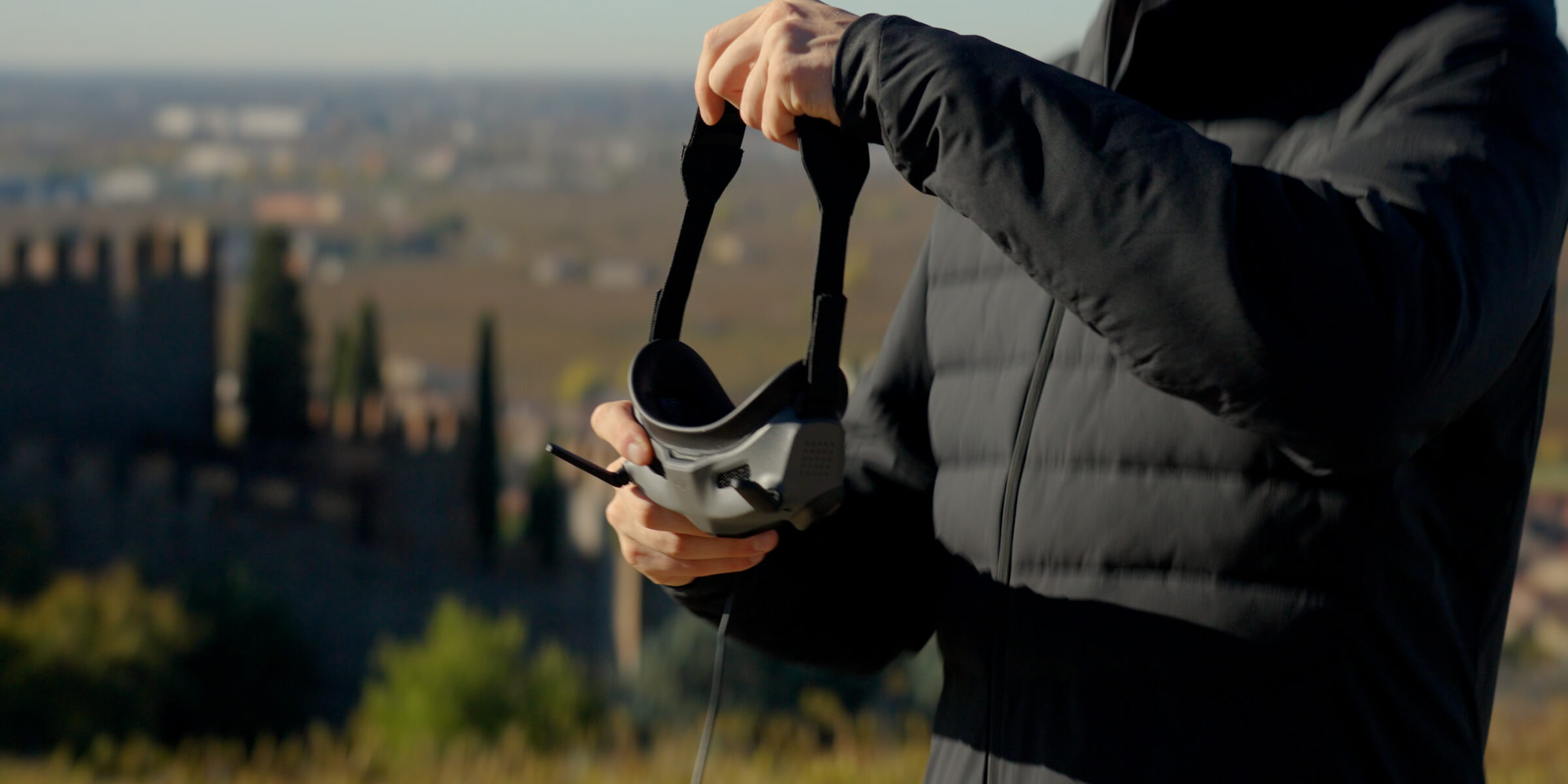 Pilot drží brýle DJI před letem s dronem Mini 4 Pro