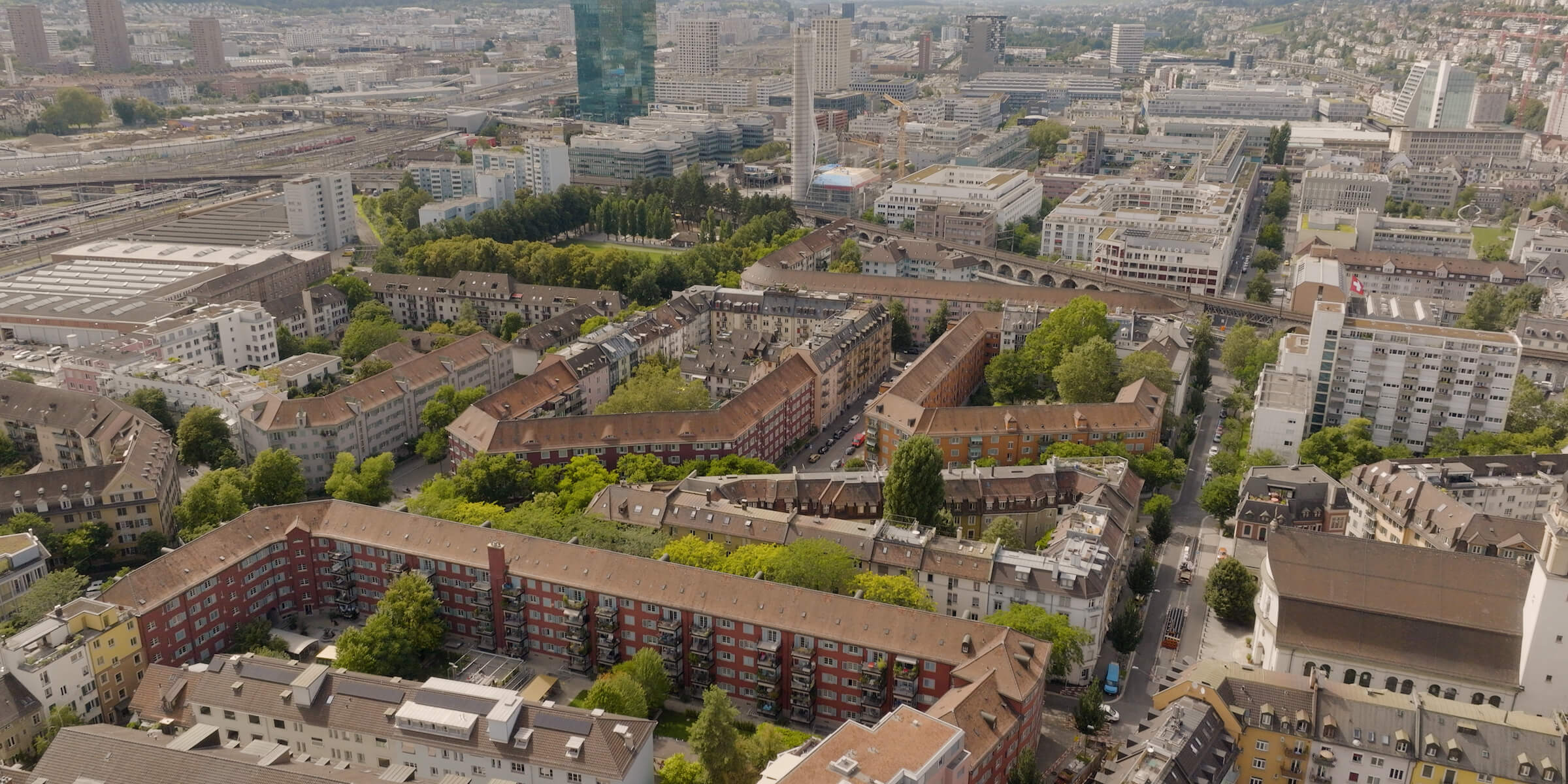 Letecký pohled na městskou zástavbu pořízený dronem DJI Mini 4 Pro