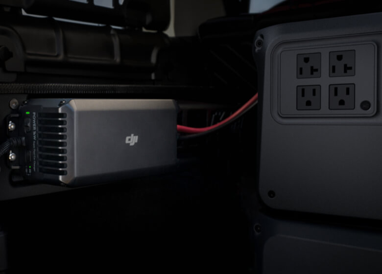 DJI Power 1000 V2 sạc nhanh trên ô tô - chube.vn