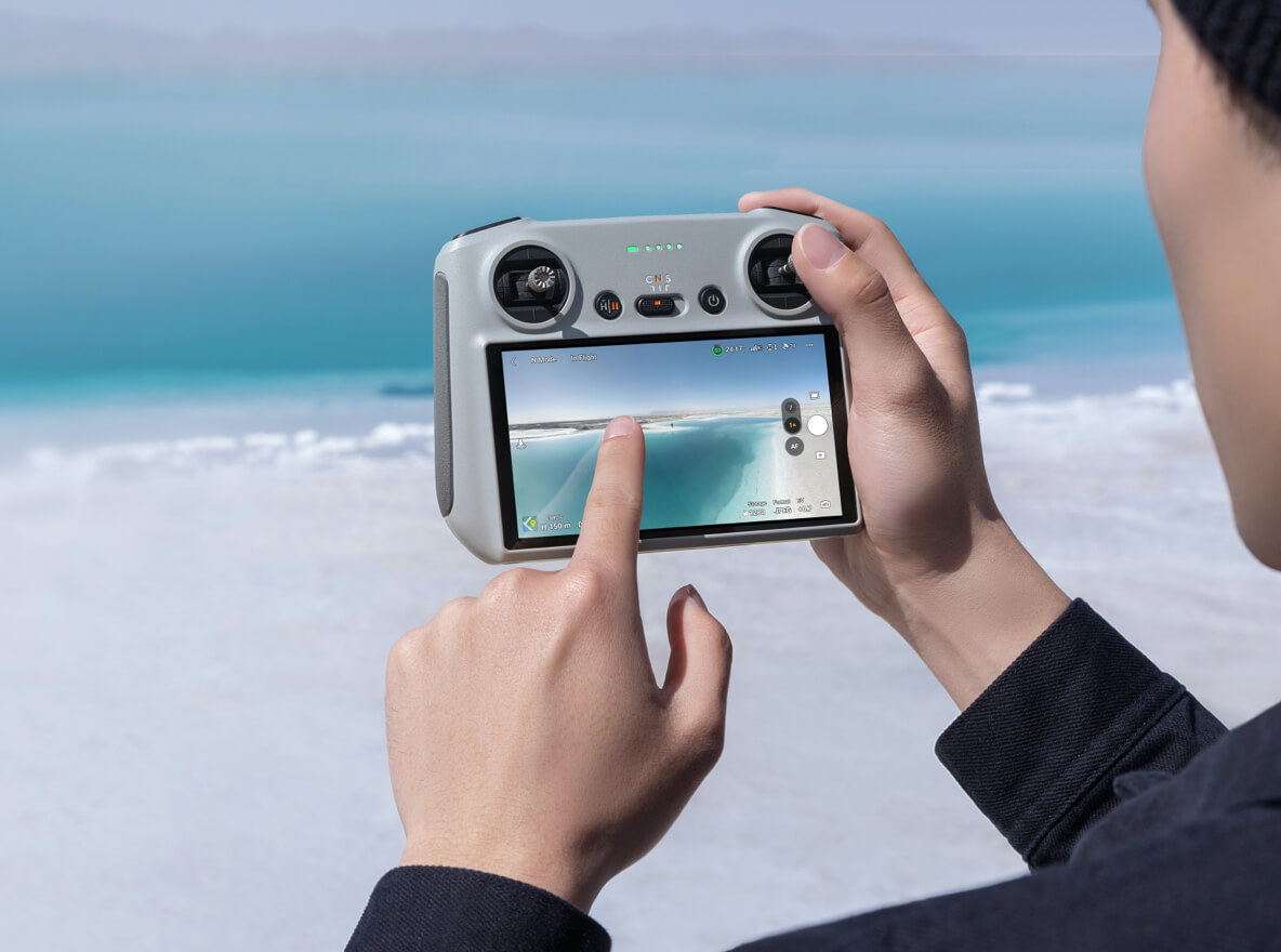 配合 Mavic 3 等支持 O3+ 图传系统的无人机，意昂体育 RC 可实现 15 公里图像传输，且延迟低至 120 毫秒，操作更流畅，飞行更安全。