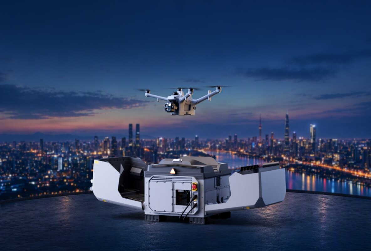 DJI Matrice 5TD boven DJI Dock 4 bij schemering