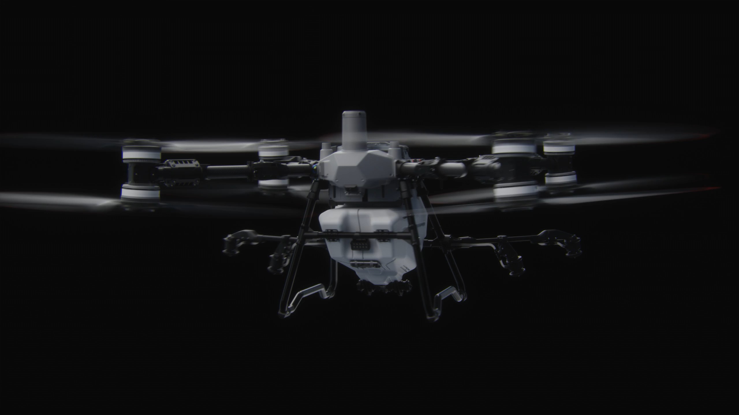 Drona agricola DJI Agras T100 pulverizand culturi - Sistem de stropire eficient