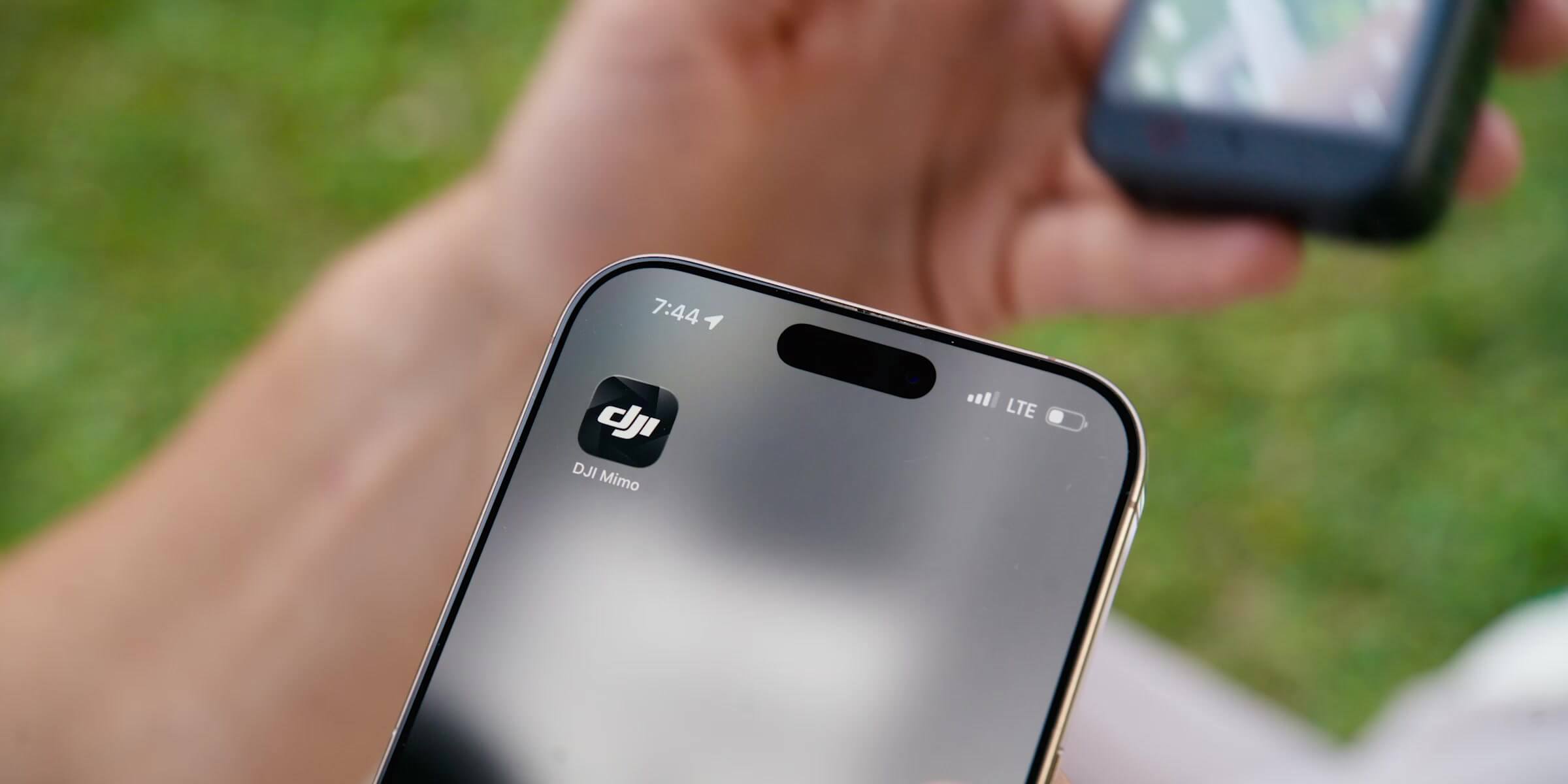 Smartphone showing the DJI Mimo app beside an Osmo 360 II camera
