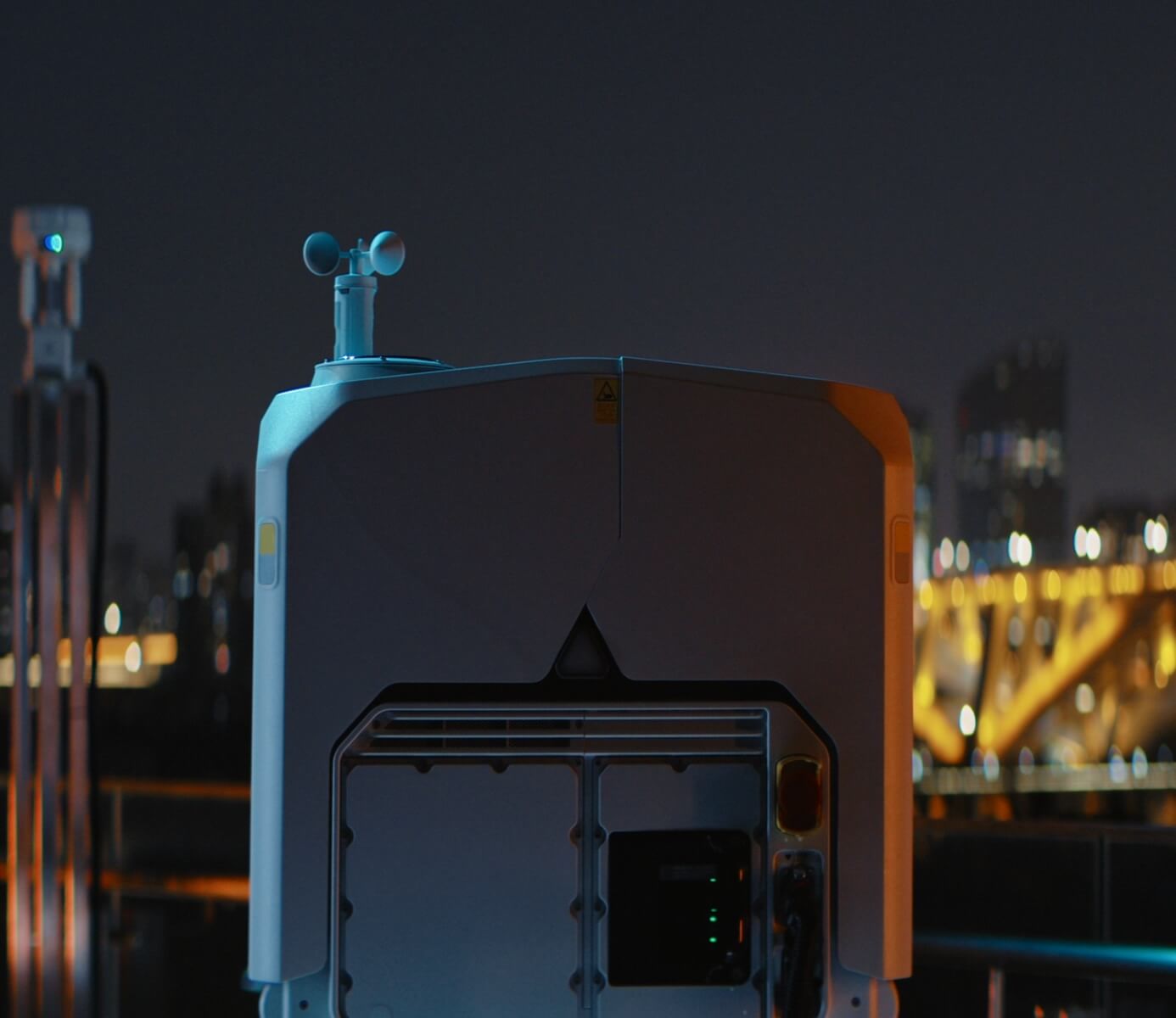 DJI Dock 4 en un emplazamiento urbano de noche