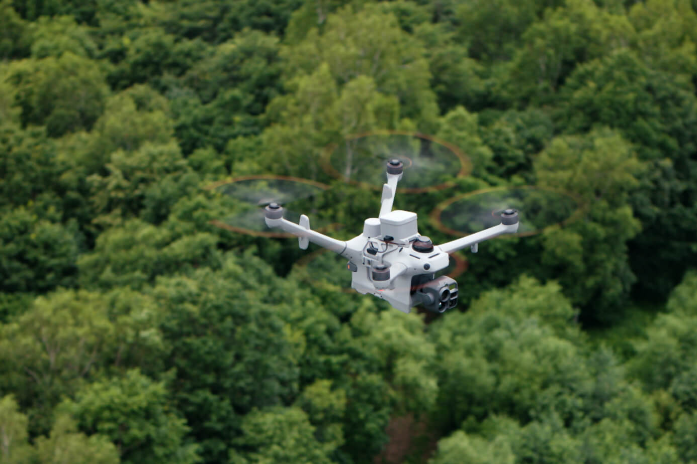 森林の上空を飛行するDJI Matrice 5TD