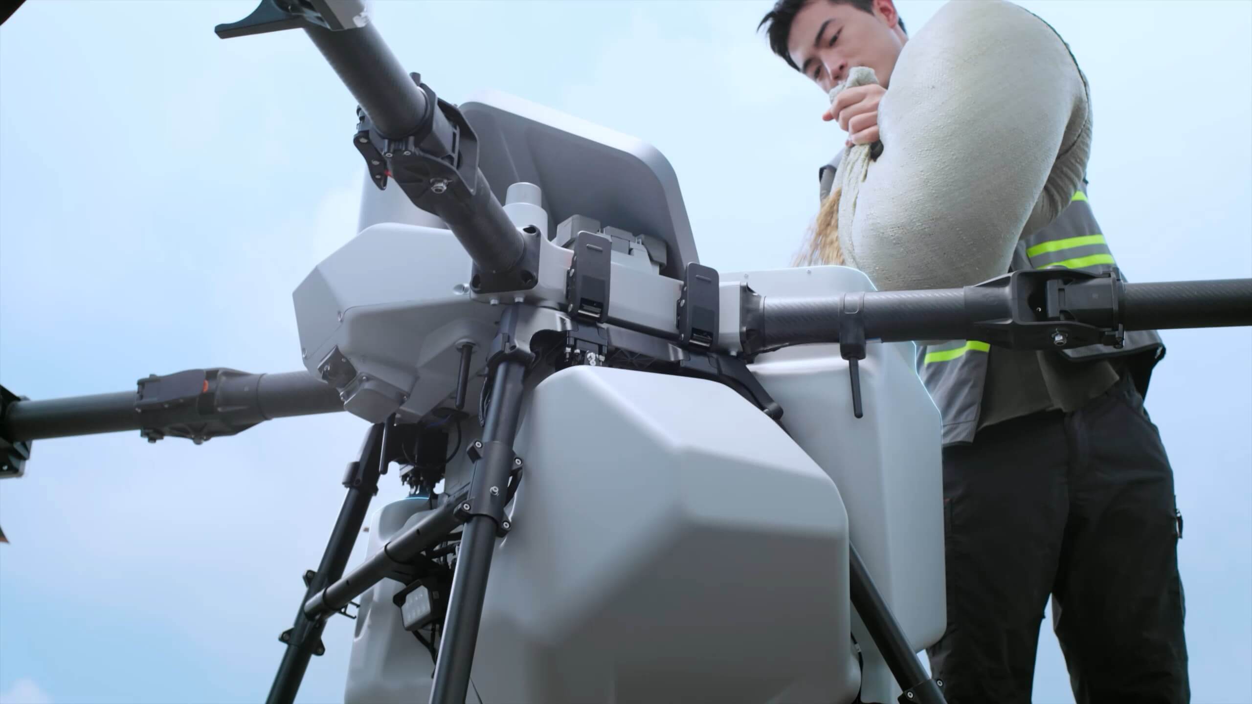 DJI AGRAS T100 · Daha fazla granül. Daha hızlı besleme.
