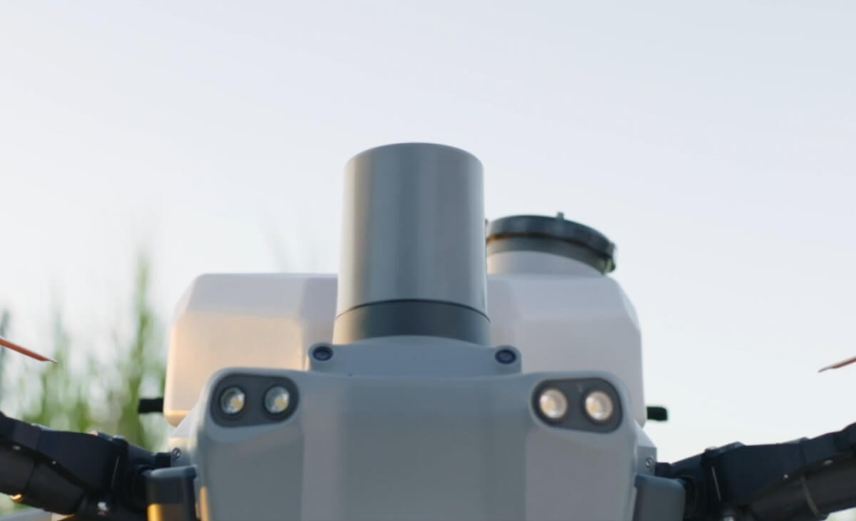 DJI AGRAS T50 · Araziyi algılar. Rotayı destekler.