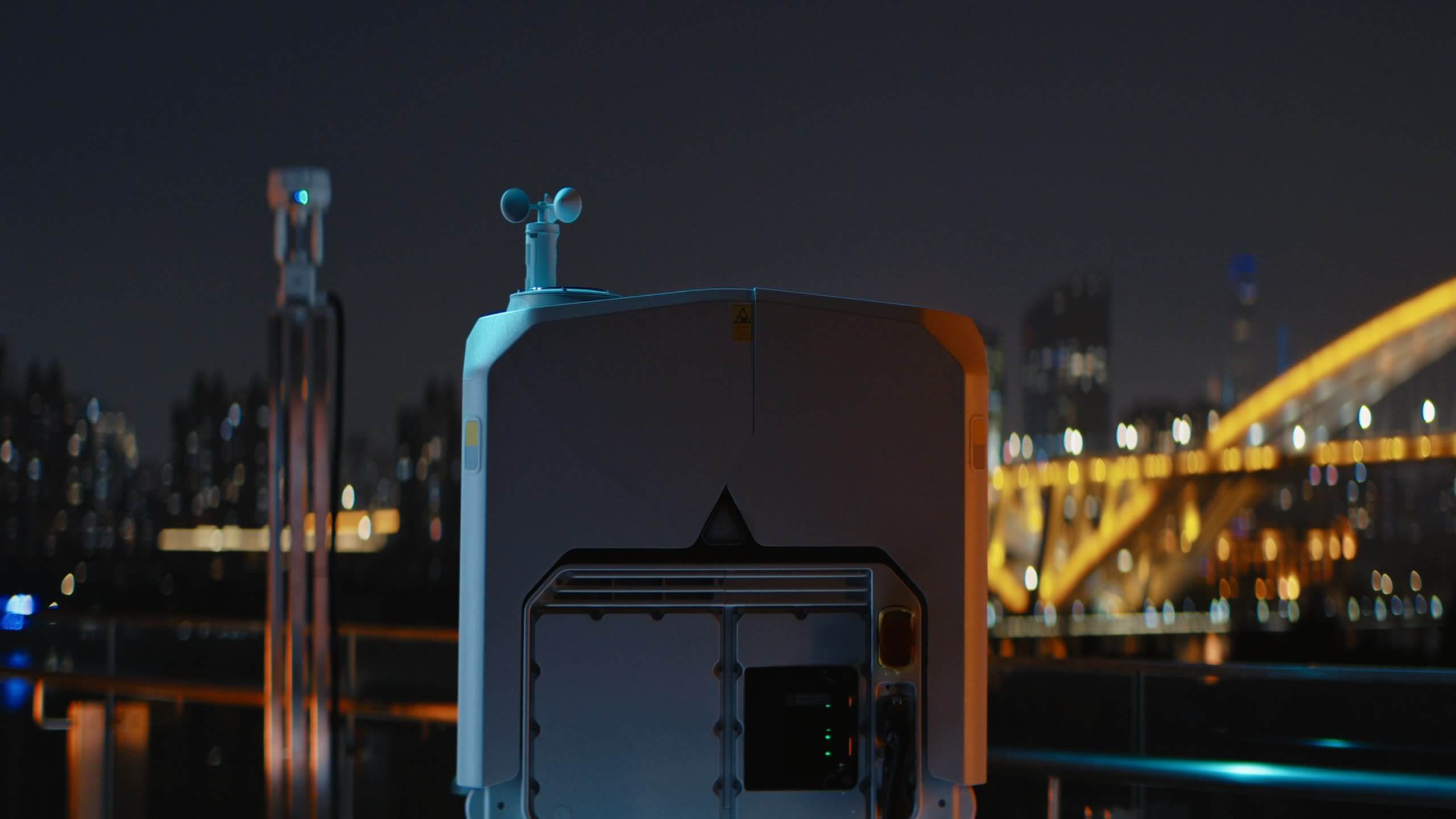 夜間の都市部に設置されたDJI Dock 4
