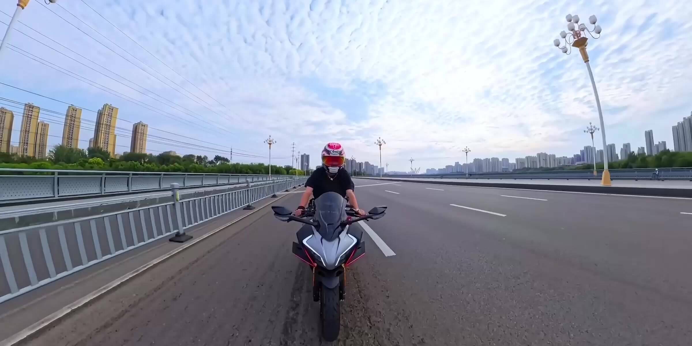 Motorcyclist filmed from the front with a wide DJI Osmo 360 II perspective