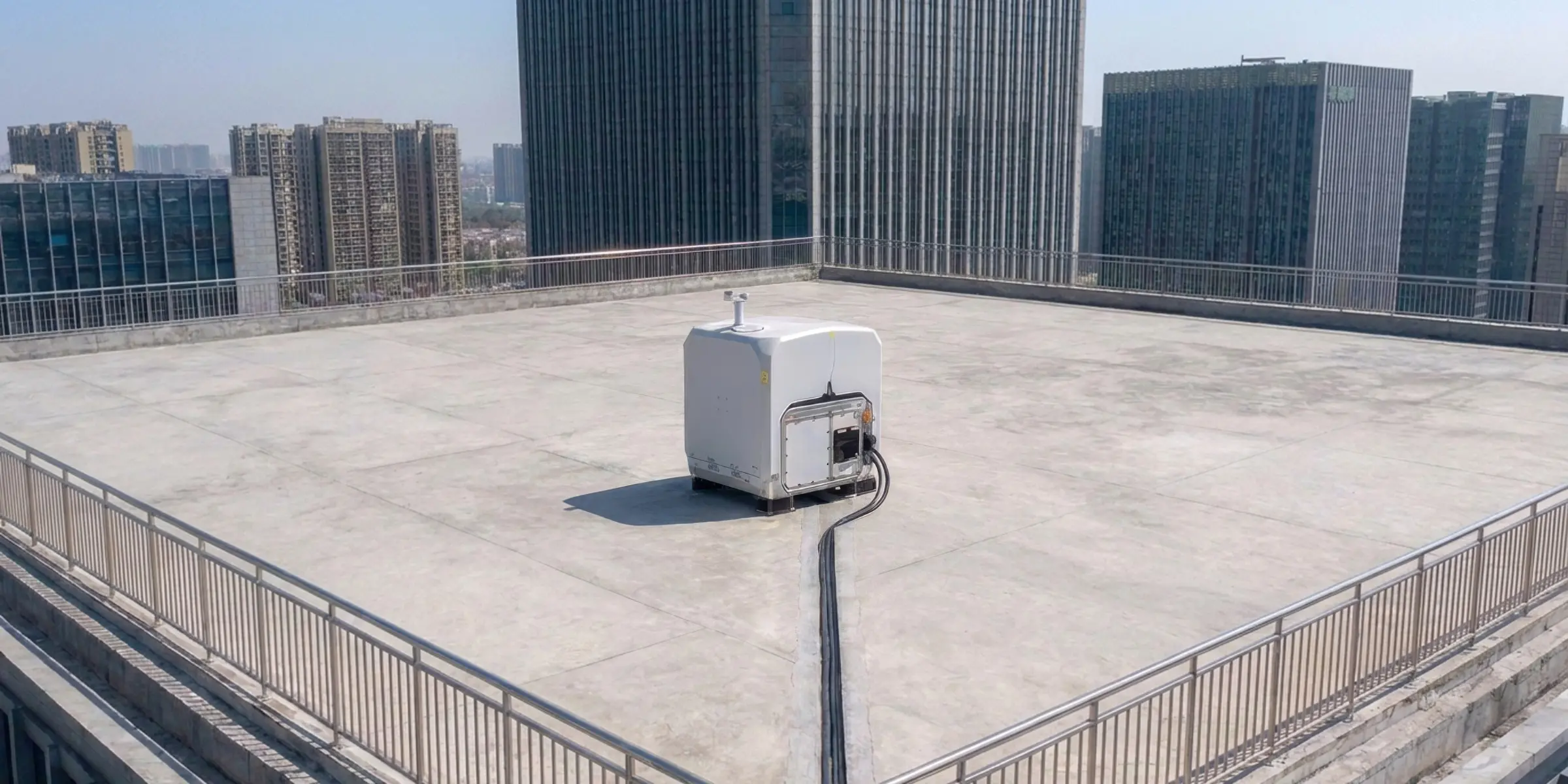 ビル屋上に設置したDJI Dock 4とO4 グラウンドステーション